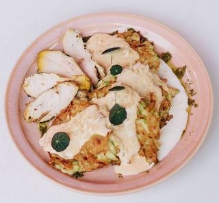 Оладки з кабачка із куркою сувід