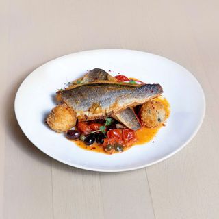 Lup de mare cu sos mediteranean