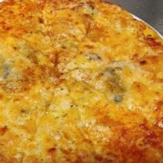 Pizza cuatro quesos (mediana)