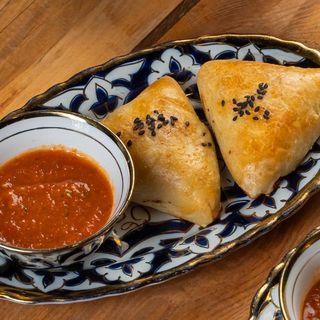 Хрустящая самса с говядиной (150/50 гр.)