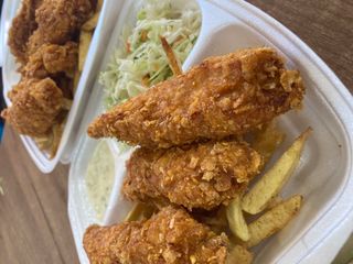 Combo 2 crispy + 2 aripioare cu cartofi prăjiți, salata și sos