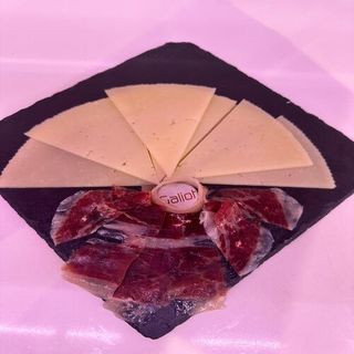 Queso Semi De Oveja Leche Cruda Cuña De 250 Gr. 