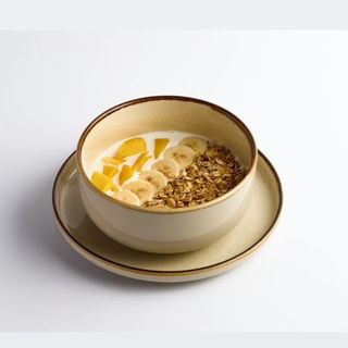 Гранола с йогуртом и фруктами 