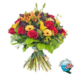 Bouquet con rose e fiori misti di stagione
