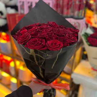 Bouquet De 12 Fleurs Rouge Avec Des Feuillages