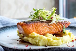 Somon la Gratar cu Piure de Cartofi