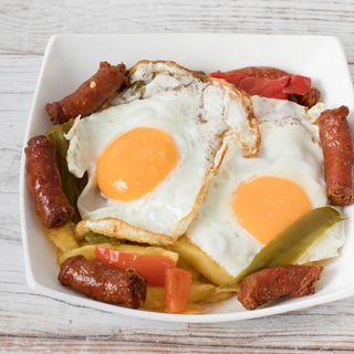 Huevos rotos con chistorra, patatas y pimientos 