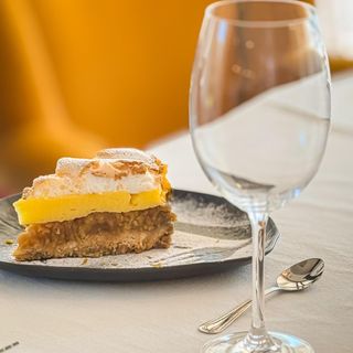 Tort cu mar si bezea