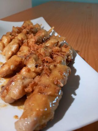 Sate ayam / Pincho De Pollo (4 Uds.)