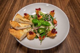 Sałatka z serem camembert