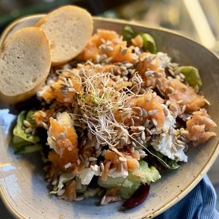 Sałatka z łososiem