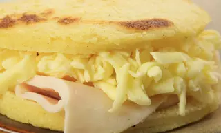Arepa con jamón y queso (1 ud.)