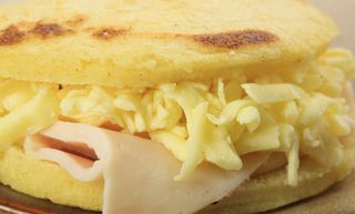 Arepa con jamón y queso (1 ud.)