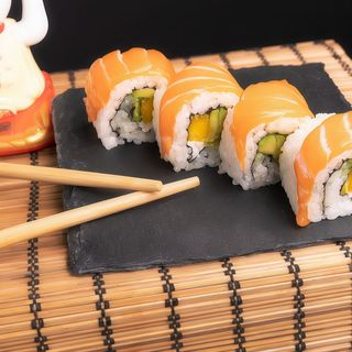 62. Uramaki De Salmón Flambeado