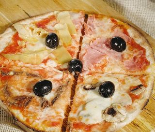 Pizza quattro stagioni al piatto