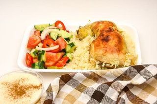 Пилешки бут с ориз (450гр.) със салата по избор