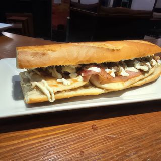 Bocadillo pechuga alioli cebolla caramelizada bacon