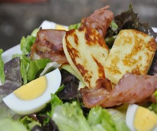 Салата микс с печено сирене Халуми и бекон (420г)