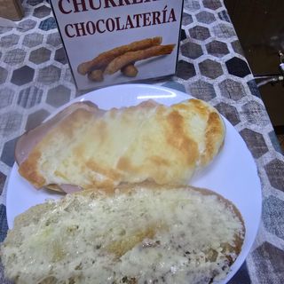 Tostada de mantequilla, pavo y queso fundido 