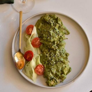 ცხელი ტარხუნის სალათი ქათმის ხორცით