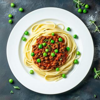 Spaghetti boloński z groszkiem