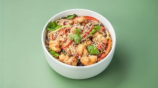 Салат з холодною рисовою локшиною та куркою