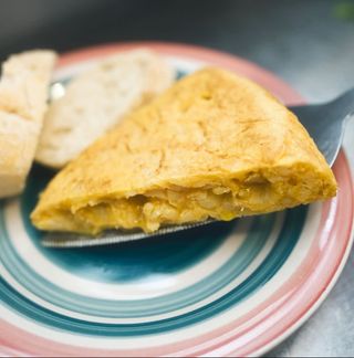 Tortilla bacalao con pimientos y cebolla caramelizada (media ración)