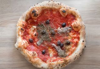 Pizza napolitana (33 cm.)