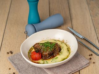 Томлена щока з картопляним пюре (350g)