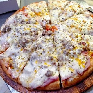 Pizza media masa pequeña carne picada y mozzarella