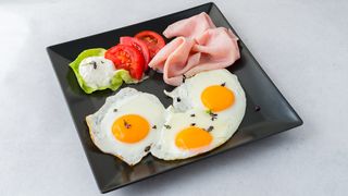 Jaja na oko sa šunkom