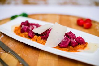 Gnocchi rosii de casa cu mascarpone si creveti