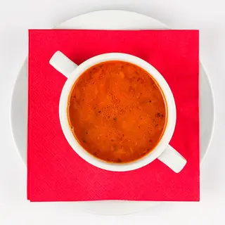 Staroruska tradicionalna juha Boršč s ciklom i mesom