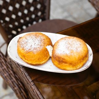 Берлинер с банановым кремом