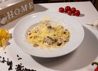 Paste cu piept de pui ciuperci si vin