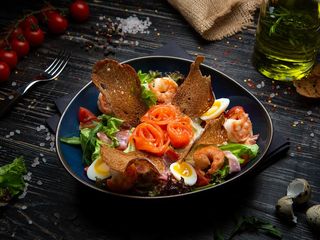 Салат Цезар з креветками та лососем (270г)