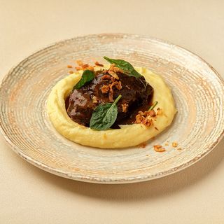 Томлені яловичі щічки з картопляним пюре та трюфельним соусом (160/100/60г)