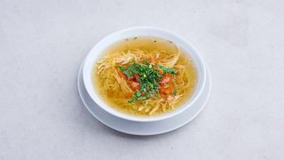 Tradycyjny polski rosół z makaronem