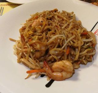 Spaghetti di riso con gamberi e verdure miste