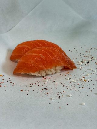 Nigiri z łososiem 2 szt.