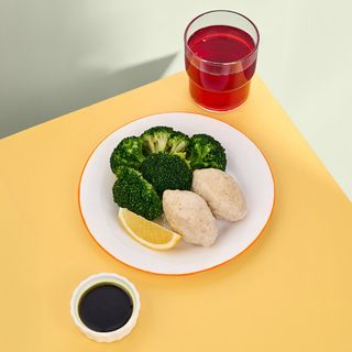 Броколі з цитриною та бальзамічним соусом, парові індичі котлетки та сезонний компот