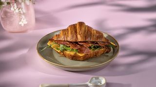 კრუასანი ბეკონით და ყველით