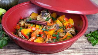Tagen di agnello e verdure in terracotta