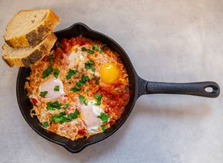 Szakszuka Gang Olsena: z boczkiem i chorizo