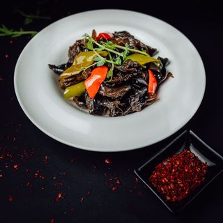 Ағаш саңырауқұлақтары қосылған салат/ Салат с древесными грибами