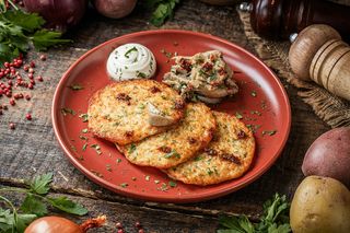 Деруни з вершково-грибною підливанкою