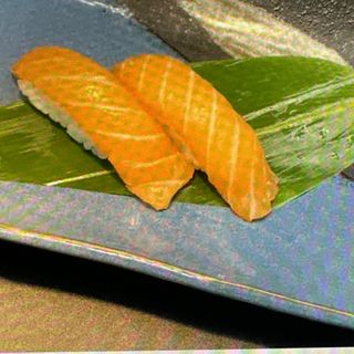 33. Nigiri salmone