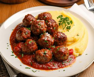 Chiftele marinate cu sos de rosii cu mamaliguta