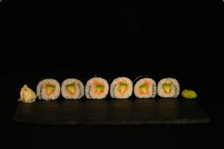 Футомаки сьомга и авокадо 6 бр. 160гр.