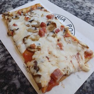 Pizza funghi champignon freschi e prosciutto cotto